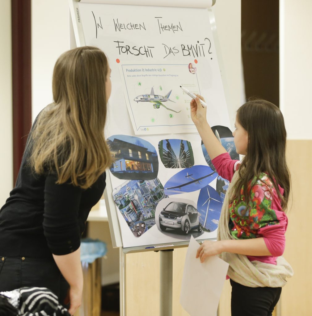 In mehreren Workshops beschäftigten sich die Schülerinnen mit Themen wie Mobilität, erneuerbare Energien oder Weltraum. © BKA/Wenzel