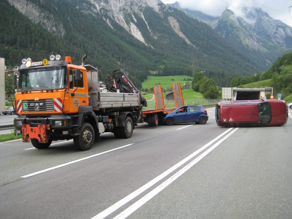 Zwei Fahrzeuge stoßen auf der Brücke bei Schnann zusammen. © ASFINAG