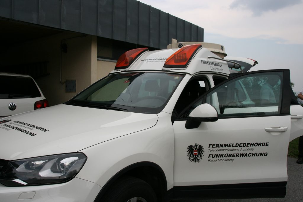 Die Fernmeldebehörde ist auch mit Fahrzeugen unterwegs, um den Funkbetrieb zu überwachen.