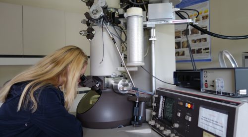 Ich beim Untersuchen einer Titanaluminid-Probe mit einem Transmissionselektronenmikroskop. Foto: Chiara Ruzicka